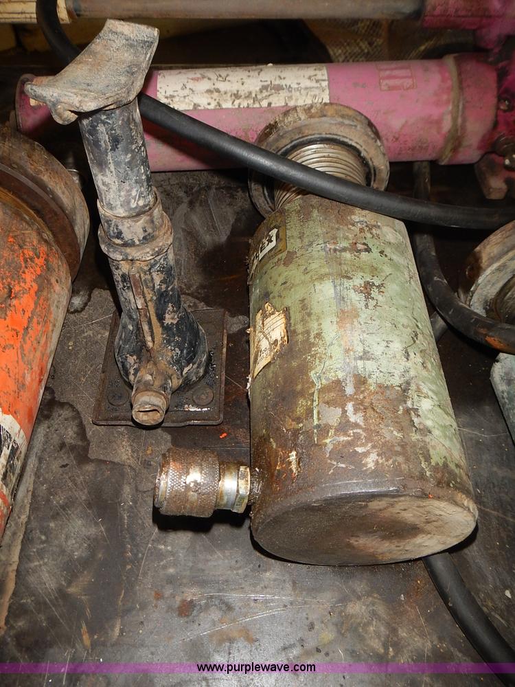 image for item BN9051 (16) assorted hydraulic jacks