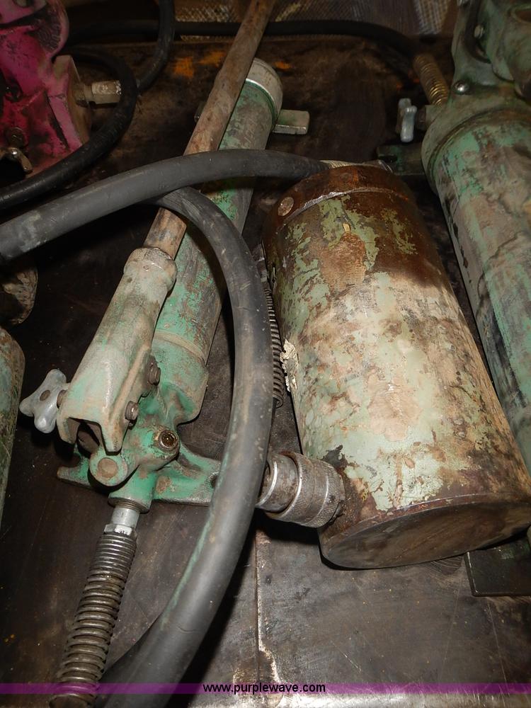 image for item BN9051 (16) assorted hydraulic jacks