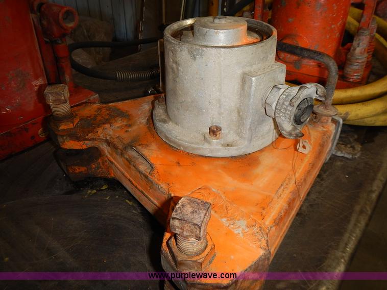 image for item BN9051 (16) assorted hydraulic jacks