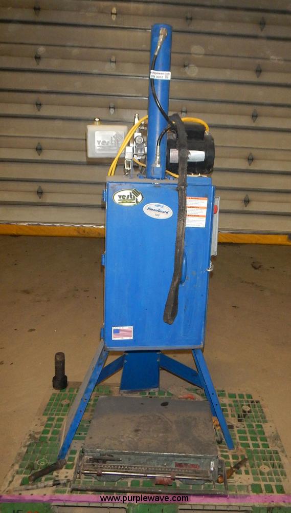 image for item BN9052 2009 Vestil HPC-400 five gallon bucket compactor