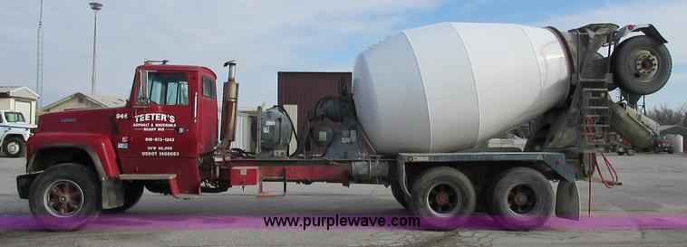 image for item I1754 1997 Ford LT9000 mixer truck
