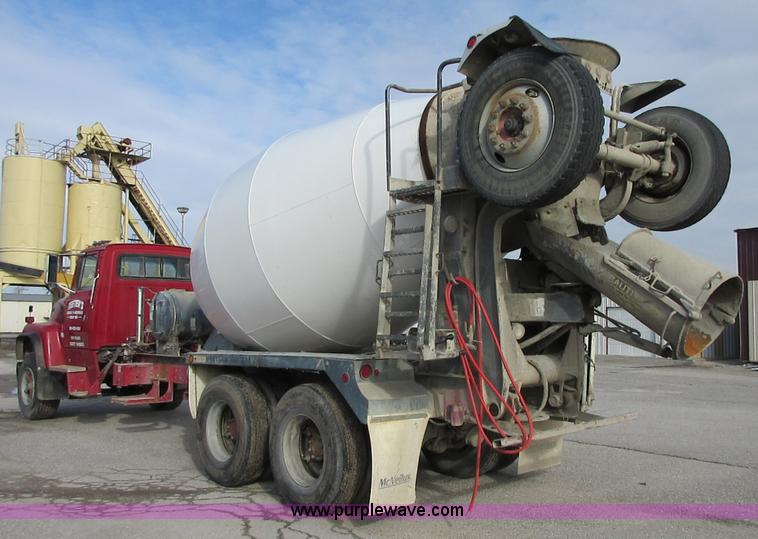 image for item I1754 1997 Ford LT9000 mixer truck