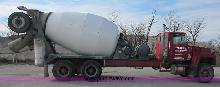 image for item I1754 1997 Ford LT9000 mixer truck
