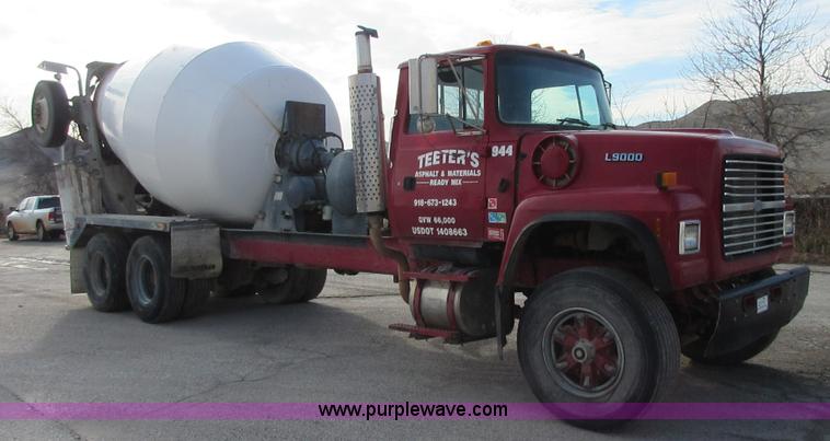 image for item I1754 1997 Ford LT9000 mixer truck
