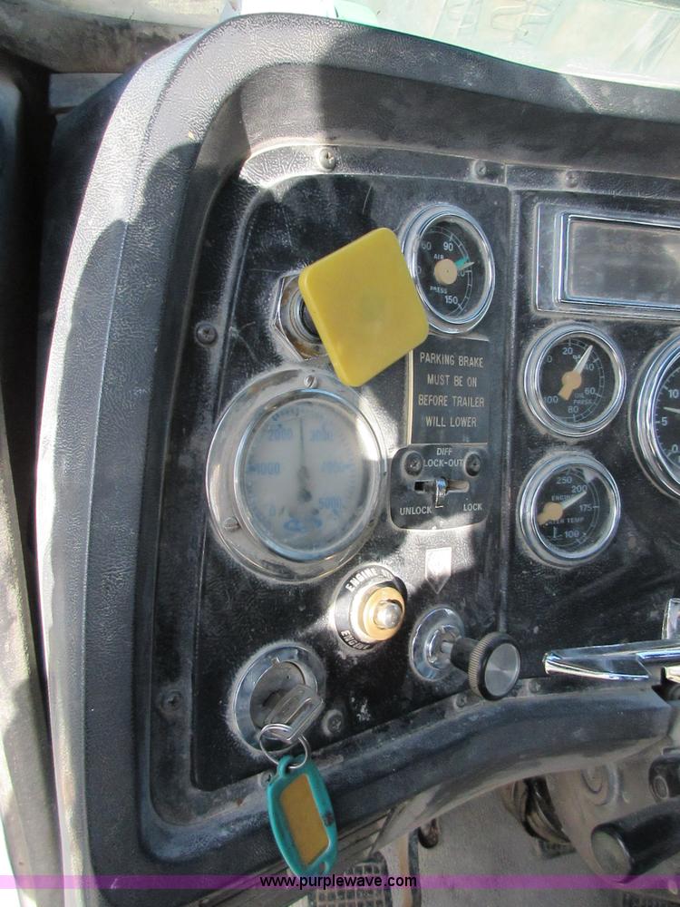 image for item I1754 1997 Ford LT9000 mixer truck