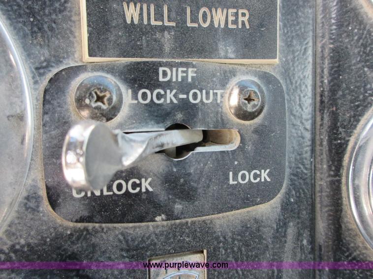 image for item I1754 1997 Ford LT9000 mixer truck