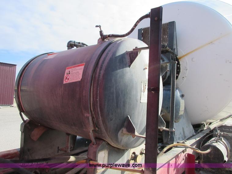 image for item I1754 1997 Ford LT9000 mixer truck