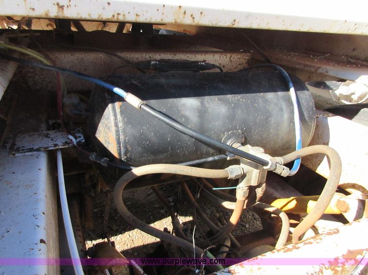 image for item I1756 2004 CTS BDT-40 bottom dump trailer