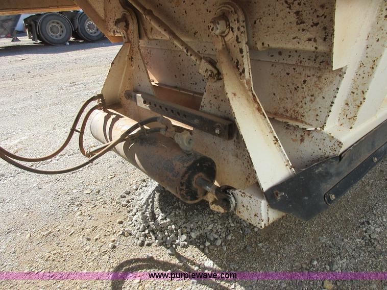 image for item I1756 2004 CTS BDT-40 bottom dump trailer