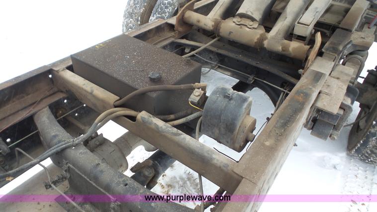 image for item I2299 2006 Ford LCF dump truck