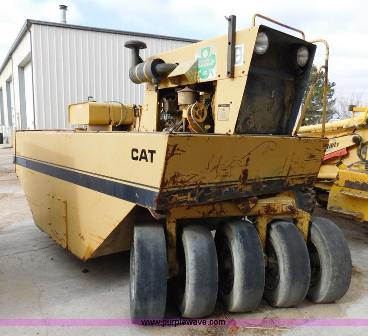 image for item J7393 Caterpillar PS-130 pneumatic roller