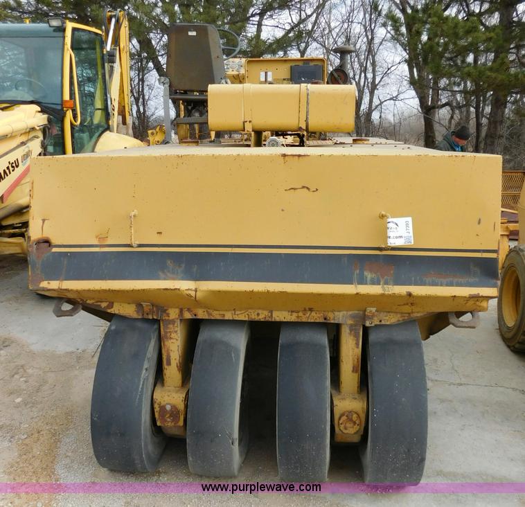 image for item J7393 Caterpillar PS-130 pneumatic roller