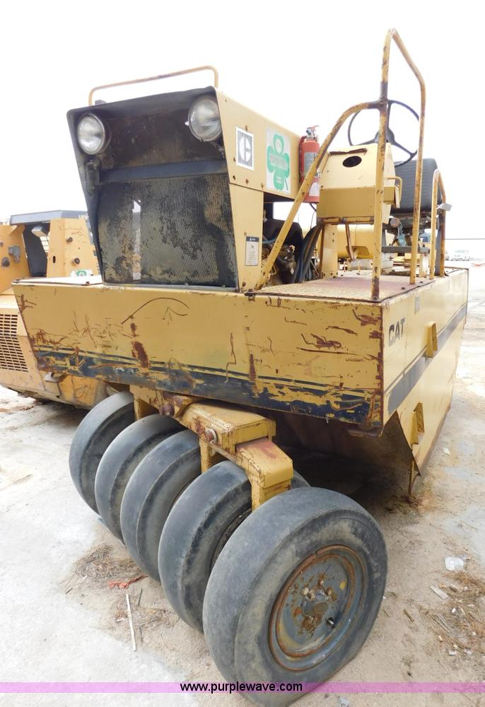 image for item J7393 Caterpillar PS-130 pneumatic roller