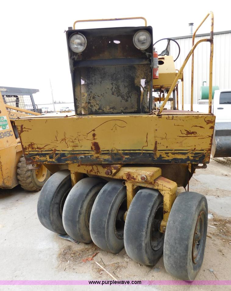 image for item J7393 Caterpillar PS-130 pneumatic roller
