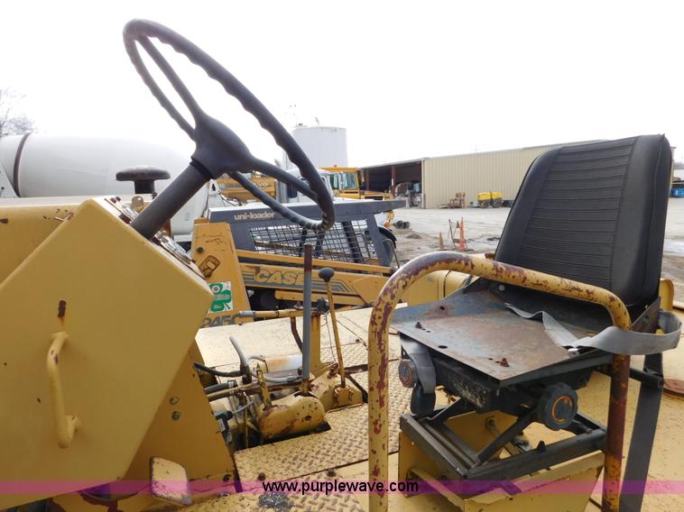 image for item J7393 Caterpillar PS-130 pneumatic roller