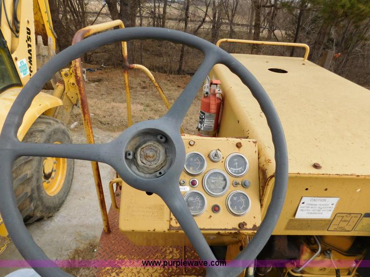 image for item J7393 Caterpillar PS-130 pneumatic roller