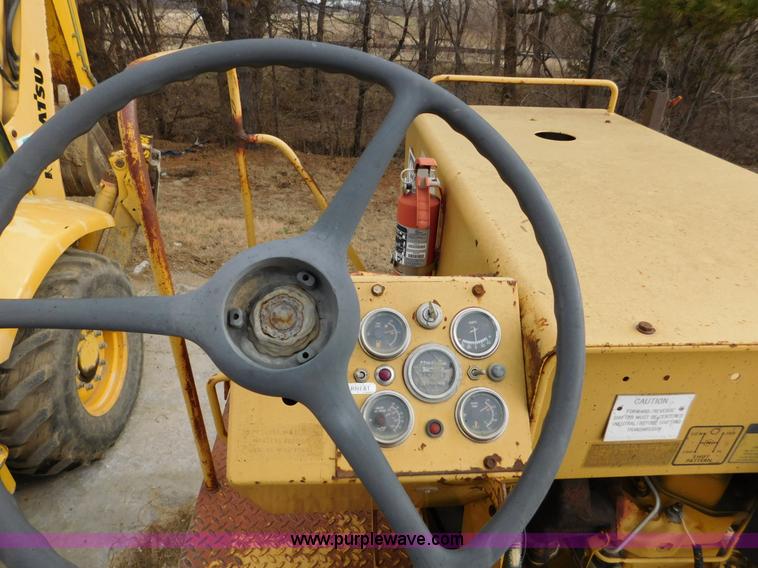 image for item J7393 Caterpillar PS-130 pneumatic roller
