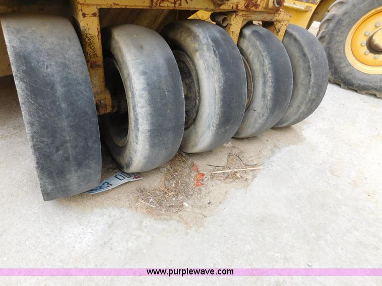image for item J7393 Caterpillar PS-130 pneumatic roller