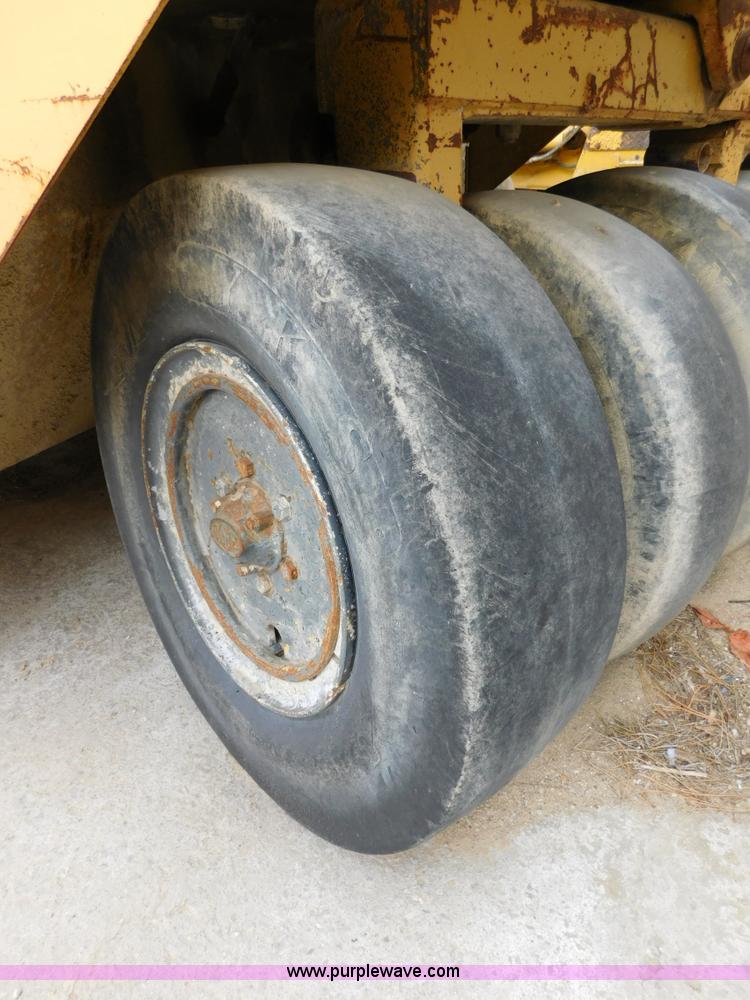 image for item J7393 Caterpillar PS-130 pneumatic roller