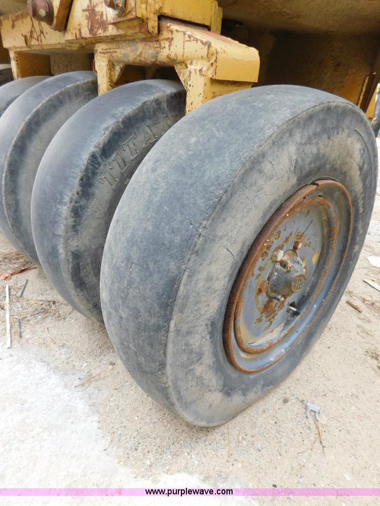 image for item J7393 Caterpillar PS-130 pneumatic roller