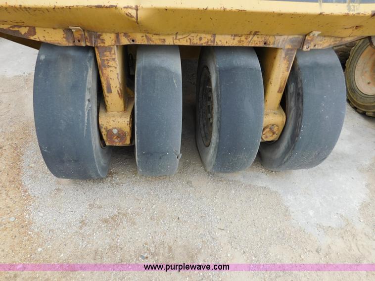 image for item J7393 Caterpillar PS-130 pneumatic roller
