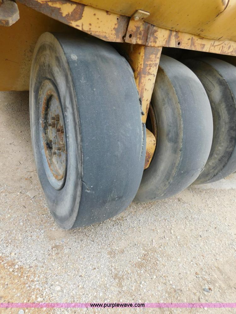 image for item J7393 Caterpillar PS-130 pneumatic roller