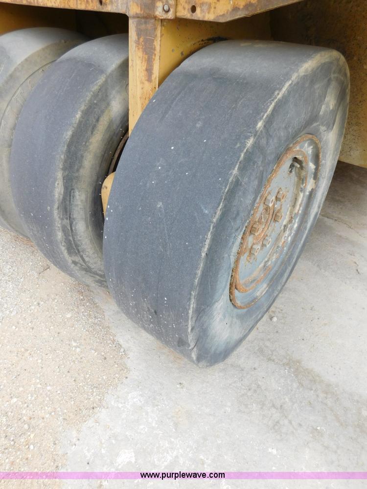 image for item J7393 Caterpillar PS-130 pneumatic roller