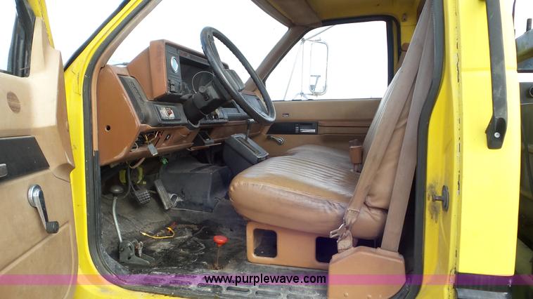 image for item J8372 1991 GMC TopKick bucket truck