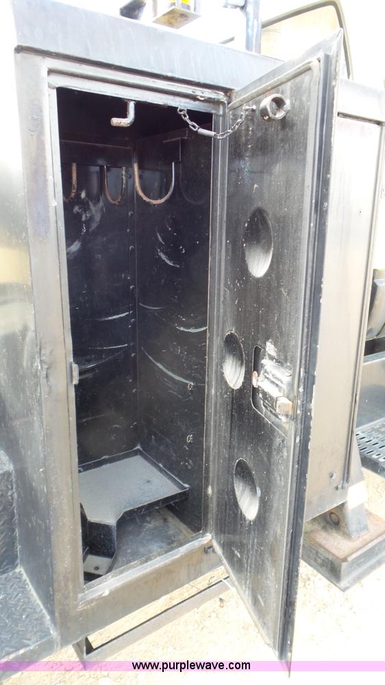 image for item J8372 1991 GMC TopKick bucket truck