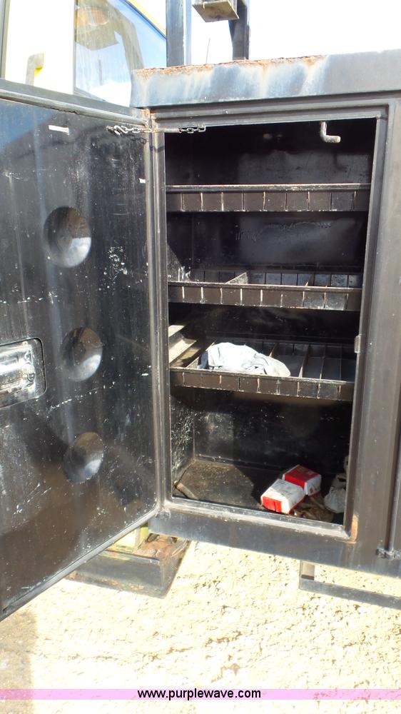 image for item J8372 1991 GMC TopKick bucket truck