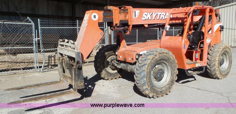 image for item J8379 2006 SkyTrak 8042 telehandler