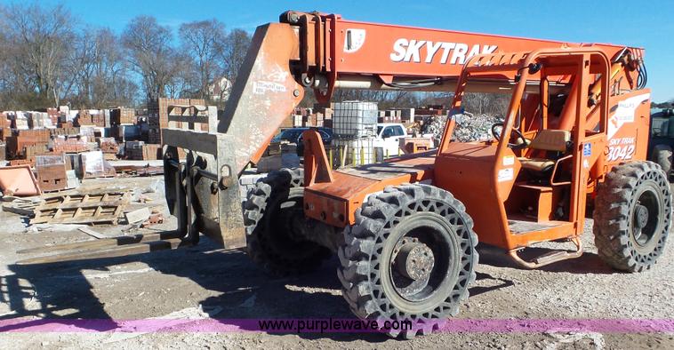 image for item J8383 2004 SkyTrak 8042 telehandler