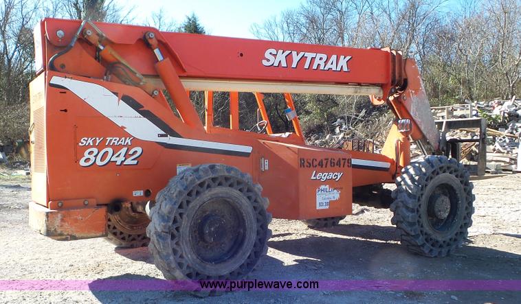 image for item J8383 2004 SkyTrak 8042 telehandler