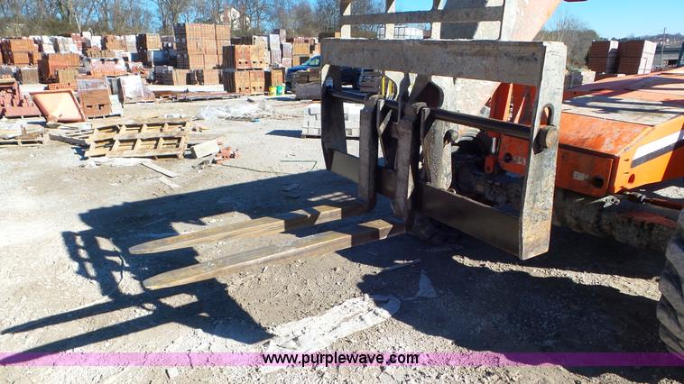 image for item J8383 2004 SkyTrak 8042 telehandler