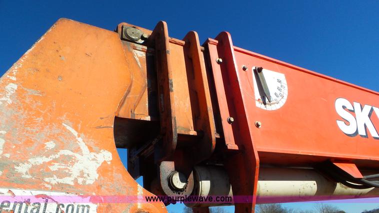image for item J8383 2004 SkyTrak 8042 telehandler