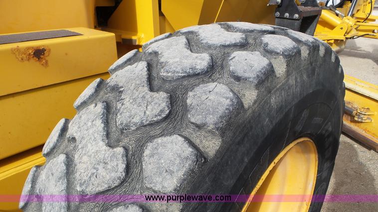 image for item J8389 2007 Volvo G940 motor grader