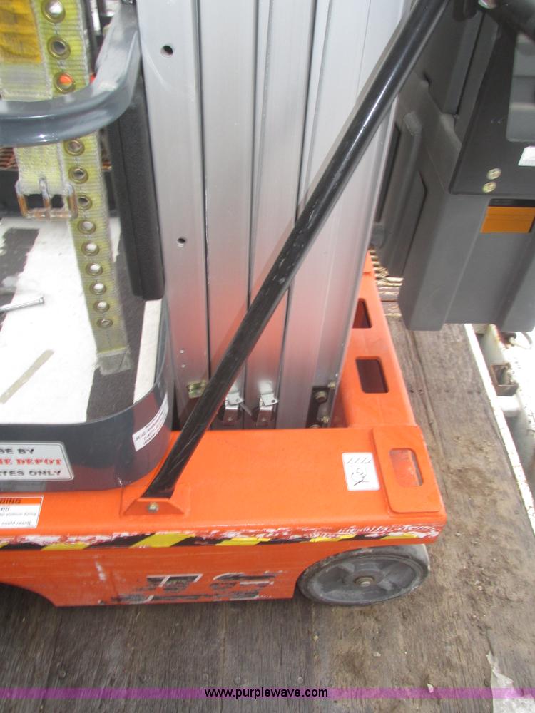 image for item J8790 2007 JLG 12SPHDDC vertical lift