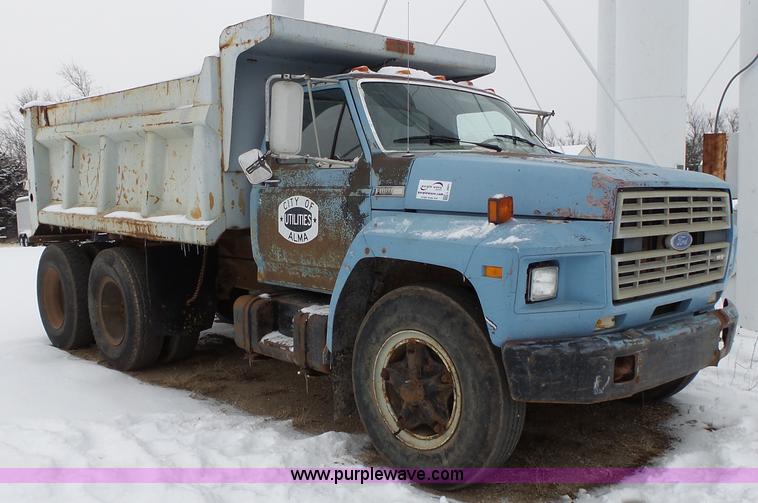 image for item L3661 1980 Ford F700 dump truck