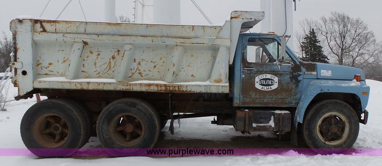 image for item L3661 1980 Ford F700 dump truck