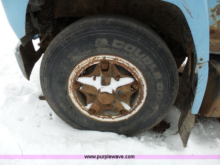 image for item L3661 1980 Ford F700 dump truck