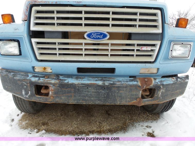 image for item L3661 1980 Ford F700 dump truck