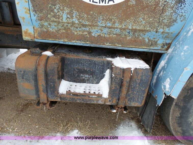 image for item L3661 1980 Ford F700 dump truck