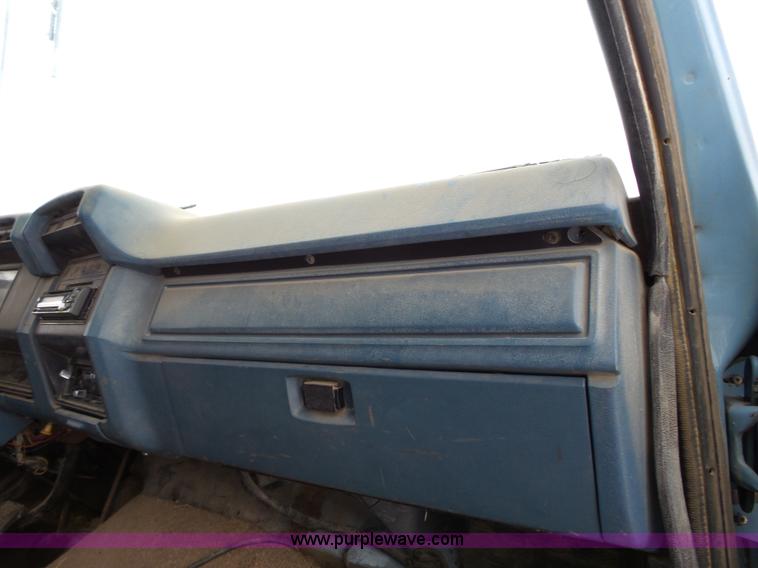 image for item L3661 1980 Ford F700 dump truck