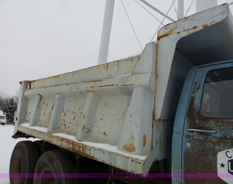 image for item L3661 1980 Ford F700 dump truck