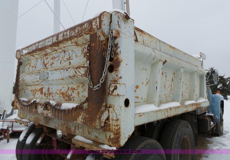 image for item L3661 1980 Ford F700 dump truck