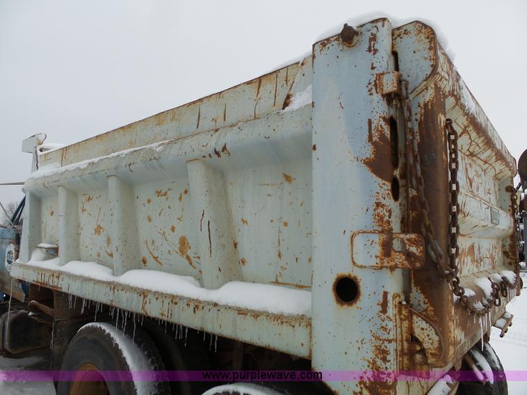 image for item L3661 1980 Ford F700 dump truck