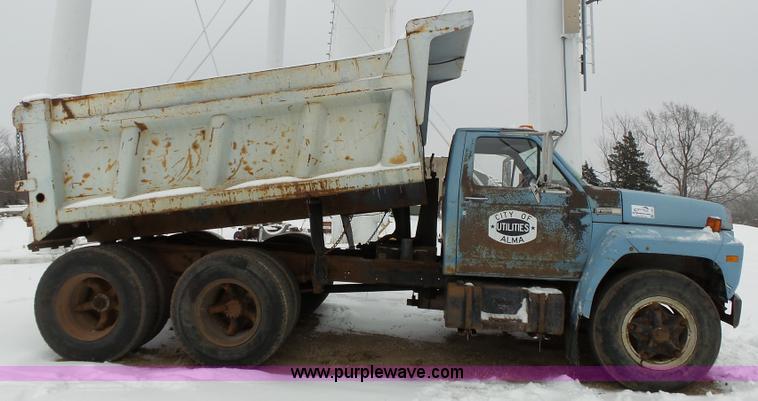 image for item L3661 1980 Ford F700 dump truck
