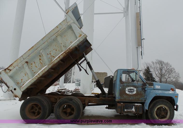 image for item L3661 1980 Ford F700 dump truck