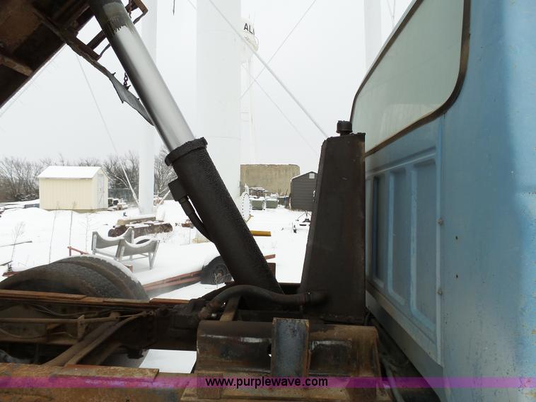 image for item L3661 1980 Ford F700 dump truck