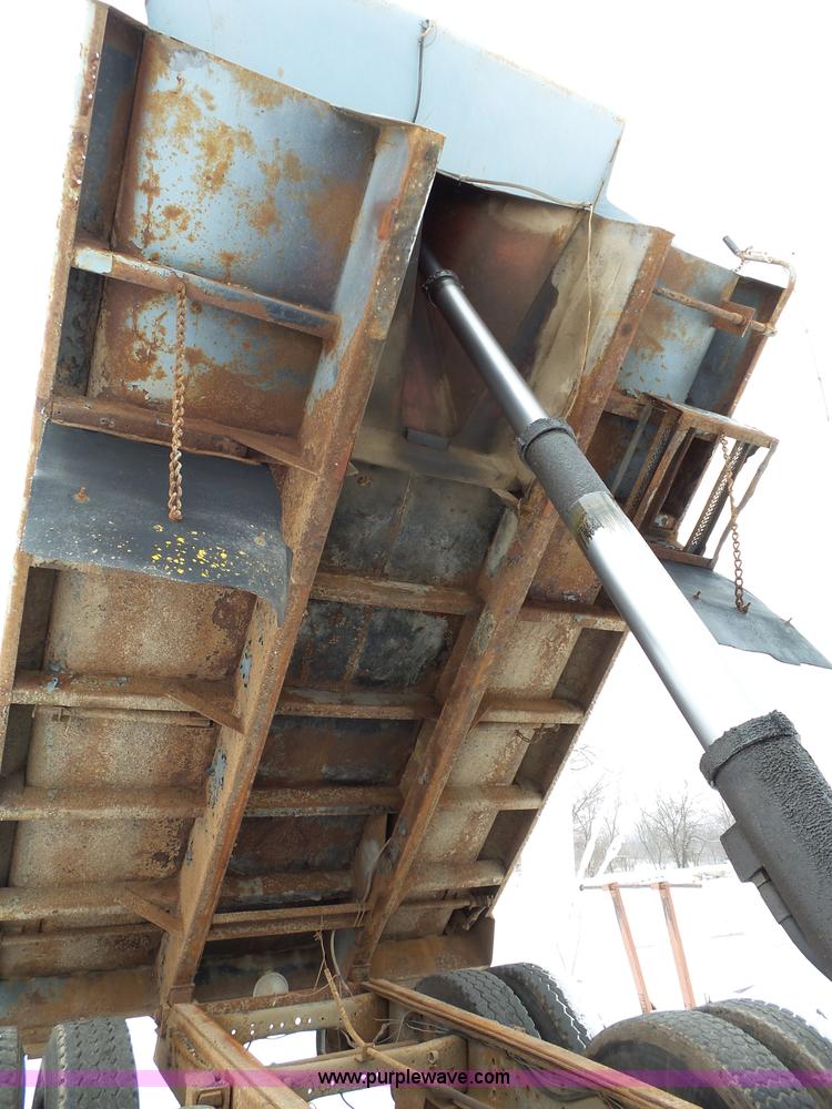 image for item L3661 1980 Ford F700 dump truck